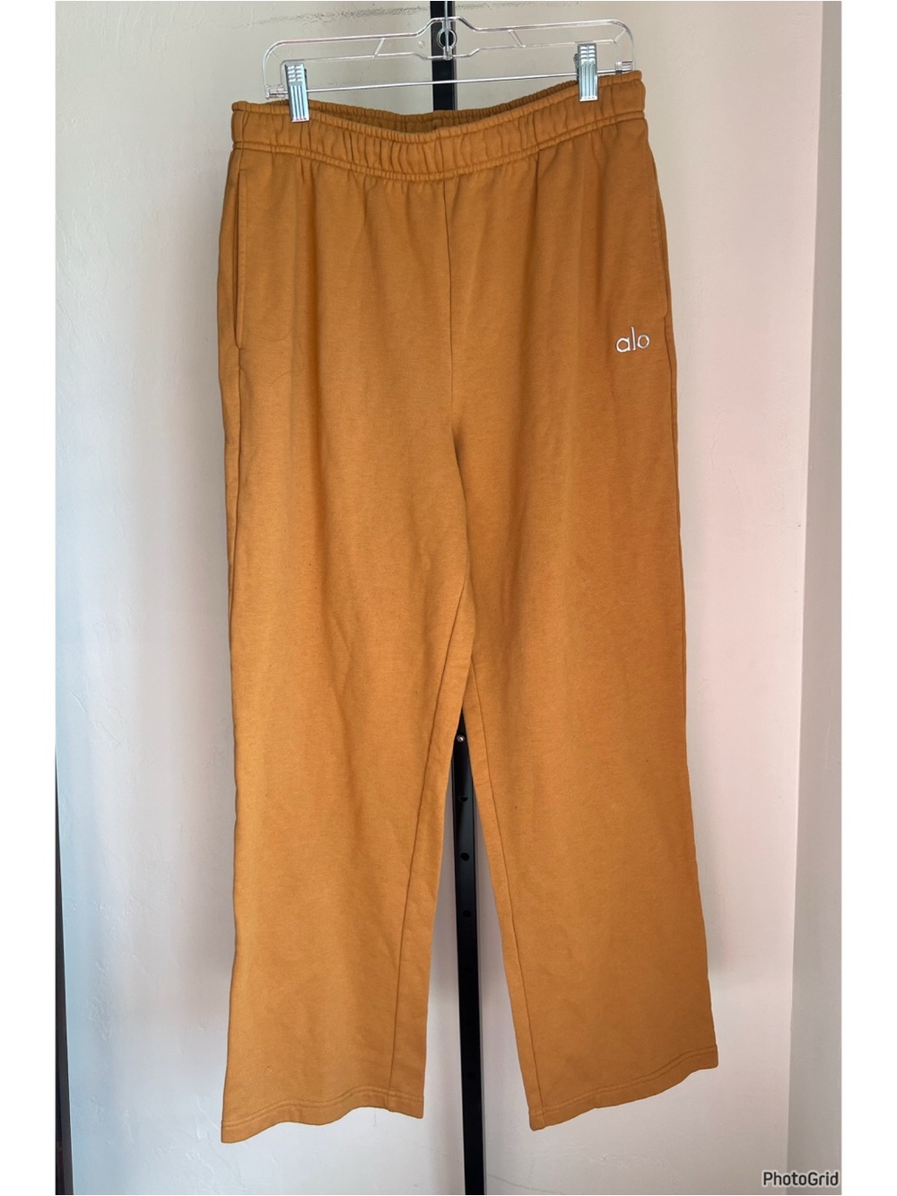 Alo Yoga Accolade Straight Leg Sweatpants in the color Toffee Large - Picture 2 of 8